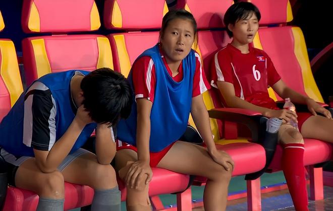 众生相！日本女足夺冠狂欢，围在一圈庆祝，朝鲜球员当场哭红鼻子
