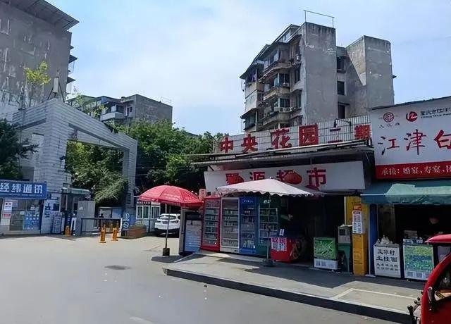 成都万人小区自拆自建，等不来“老破小”的出路