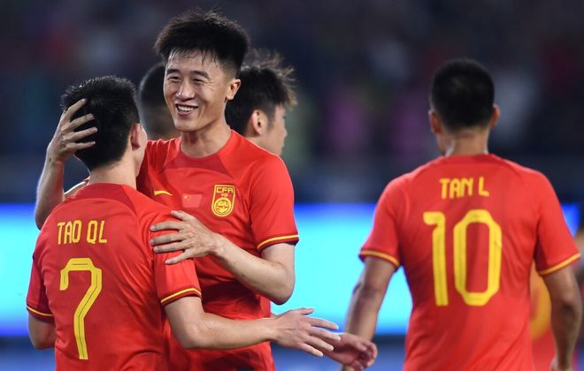 1-0韩国，5-1印度！国足亚运队2连胜蜕变，新帅临场一流，稳第1名