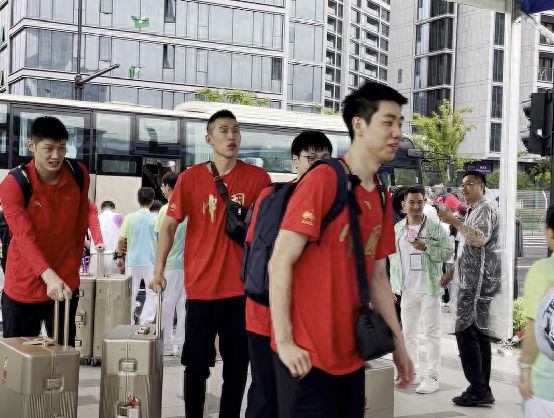 刚刚，姚明来了！中国男篮抵达杭州亚运村