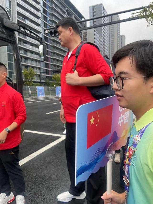 刚刚，姚明来了！中国男篮抵达杭州亚运村