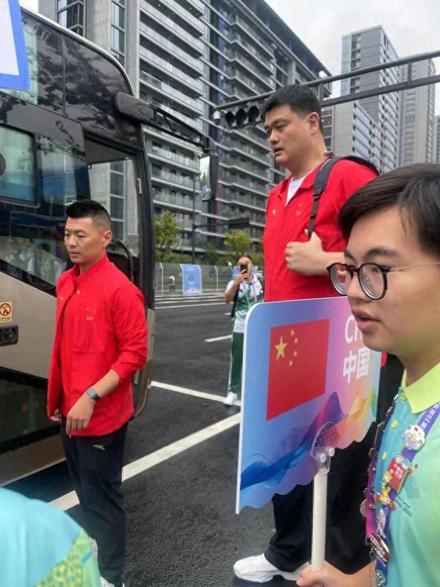 刚刚，姚明来了！中国男篮抵达杭州亚运村