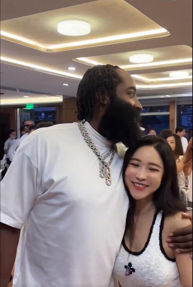 物是人非！双巨头黑哈登，一言不合就换队，将会被NBA抛弃