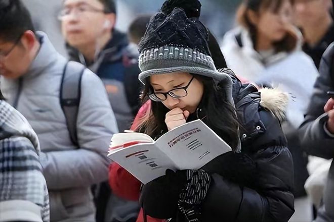 8000万人“吃掉”40%财政收入，上班拿5千退休拿1万的现状须改变