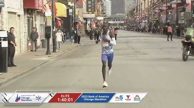 2:00:35！基普图姆打破马拉松世界纪录！跑进2小时01分首人，夺芝加哥马拉松冠军！