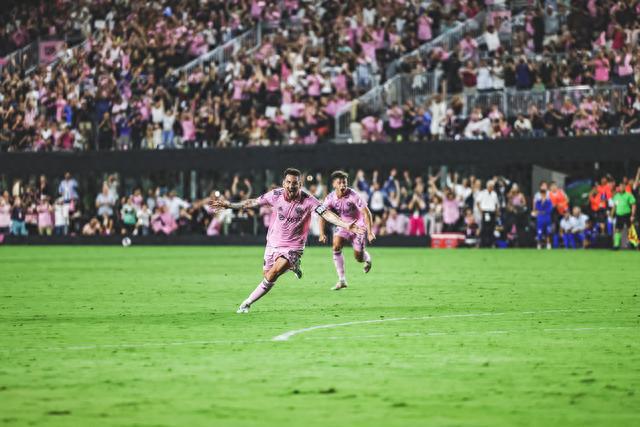 签约首秀首球⚽率队夺首冠10图回顾梅西加盟迈阿密国际✨