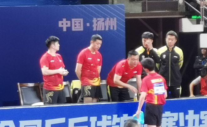 3-2！上海队晋级男团决赛，樊振东得2分，许昕遗憾周恺救赎