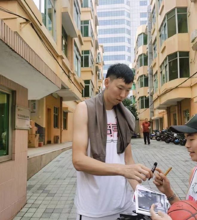 住宿舍！周琦并未在东莞买房，合同签一年，揭幕战参赛存疑