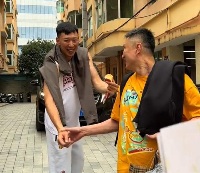 笼络人心!杜锋将周琦拉到宏远球迷面前,号召广东球迷给周琦喊加油