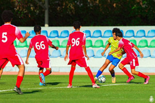 迷你罗身披7号球衣上演利雅得胜利U13首秀，帮助球队6-0大胜