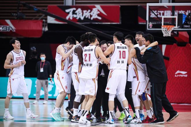 102-117！上海男篮开门黑，惨败给浙江男篮，代理主帅乌纱帽不保