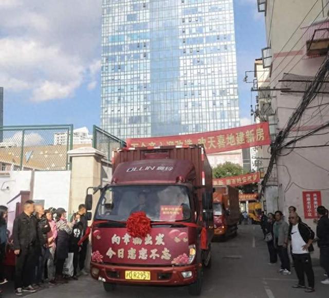 东郸小区拆除重建项目居民集中搬场仪式举行