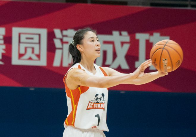 WCBA：卫冕冠军四川女篮大胜石家庄夺3连胜 韩旭18分李梦12+7