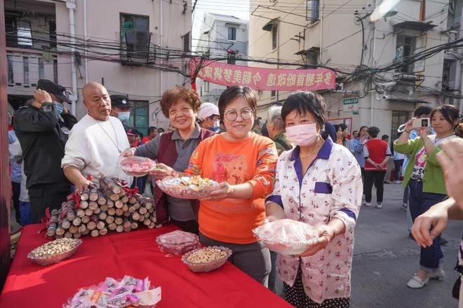 杨浦区东郸小区居民集中搬场，暂别“旧故里”，踏上“幸福车”