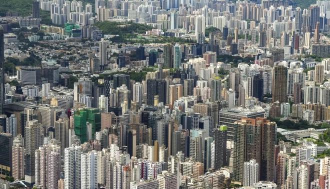 香港房价下跌，为外国人才提供更多机会，帮助购房者减轻负担