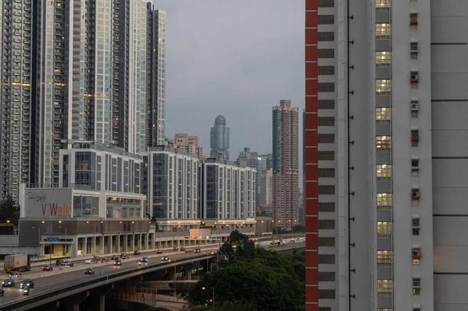 香港房价下跌，为外国人才提供更多机会，帮助购房者减轻负担