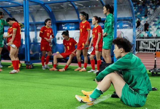 中国足球亚洲夺冠！却闹出乌龙事件，口若悬河的足协主席太尴尬