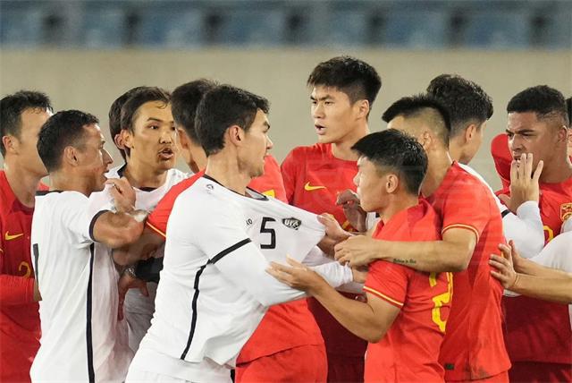 中国足球亚洲夺冠！却闹出乌龙事件，口若悬河的足协主席太尴尬