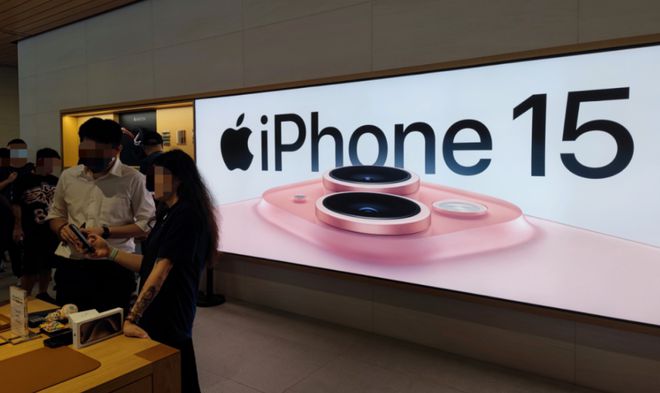 热搜！苹果官方iPhone 15系列最多降超800元，网友：能保价吗？