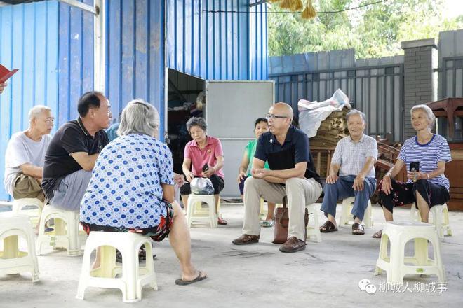 柳城这些人“红本本”拿到手，少不了他们的帮忙……